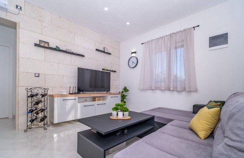 Praznica House | Holiday house Diana - pool and terrace: - Pucisca, Island Brac, Croatia