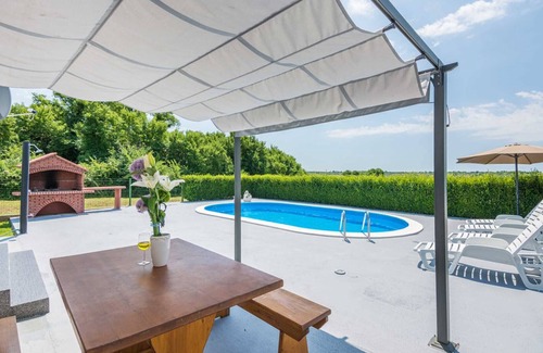 Policnik House | Holiday house Flora with pool