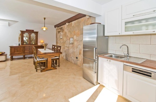 Bogomolje House | Holiday house Gdinj for 1 - 8 persons with 3 bedrooms - Holiday house