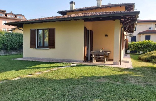 Travedona-Monate House | Holiday house Travedona Monate for 1 - 8 persons with 4 bedrooms - Holiday home