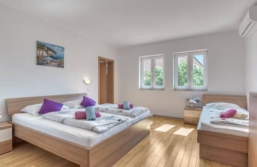 Jadreski House | Holiday house Jadreski for 1 - 18 persons with 6 bedrooms - Holiday house