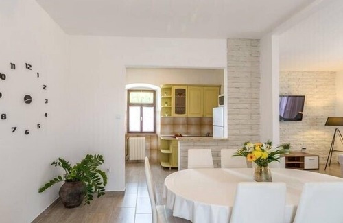 Tinjan House | Holiday House Karla Valentina