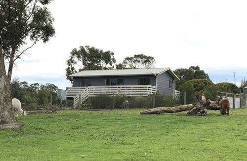 Grantville House | Holiday House on 6 acres (Farm Stay)