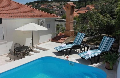Nerezise House | Holiday House Pine Tree - Three Bedroom Holiday Home with Pool