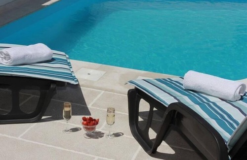 Nerezise House | Holiday House Pine Tree - Three Bedroom Holiday Home with Pool