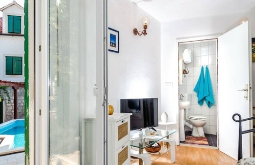 Donji Humac House | Holiday house Vjerocka - with pool : - Donji Humac, Island Brac, Croatia