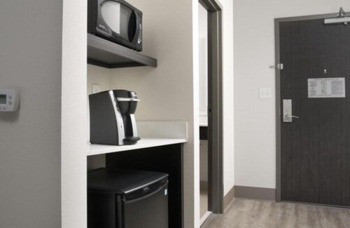 North Brunswick Hotel | Holiday Inn Express & Suites - North Brunswick by IHG