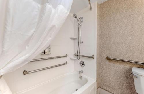 Downers Grove Hotel | Holiday Inn Express Chicago-Downers Grove by IHG