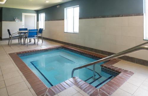 Burlington Hotel | Holiday Inn Express Hotel & Suites Burlington by IHG