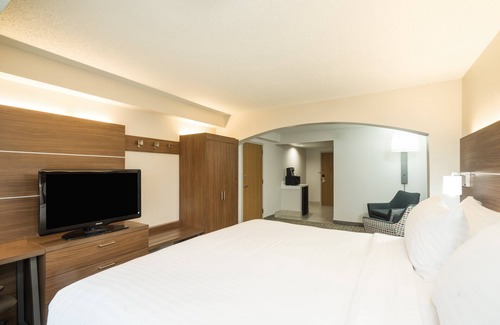 Jeffersontown Hotel | Holiday Inn Express Hotel & Suites Louisville East by IHG