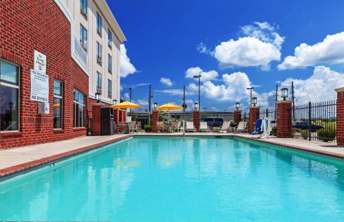 Springlake Hotel | Holiday Inn Express Hotel and Suites Shreveport South Park Plaza by IHG