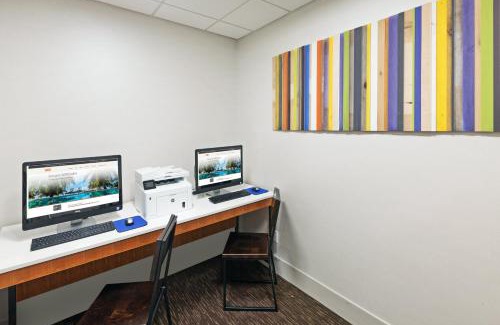 Springlake Hotel | Holiday Inn Express Hotel and Suites Shreveport South Park Plaza by IHG