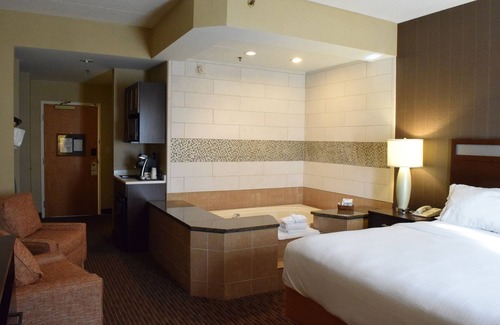 Watertown Hotel | Holiday Inn Express Hotel & Suites Watertown-Thousand Island by IHG