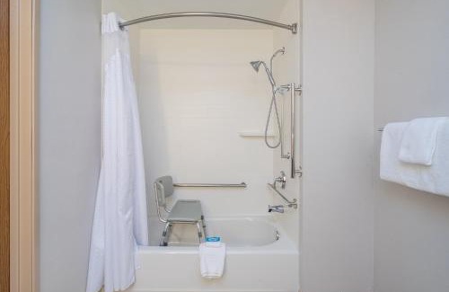 Howe Hotel | Holiday Inn Express Hotel Howe/Sturgis by IHG