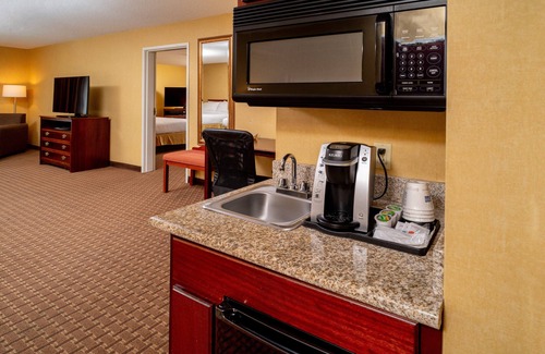 Bonnyman Hotel | Holiday Inn Express Hotel & Suites Hazard by IHG