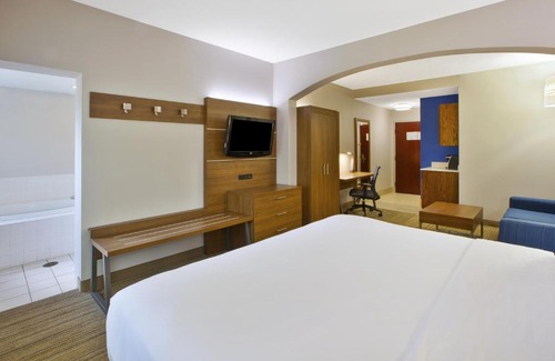 Milford Hotel | Holiday Inn Express Hotel & Suites Cincinnati Northeast-Milford by IHG