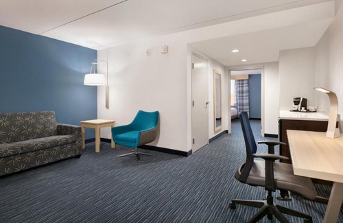 Norfolk - Virginia Beach Hotel | Holiday Inn Express Hotel & Suites Norfolk Airport by IHG