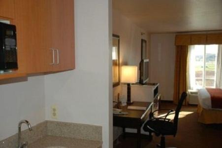 Fenton Hotel | Holiday Inn Express Hotel & Suites Fenton/I-44 by IHG