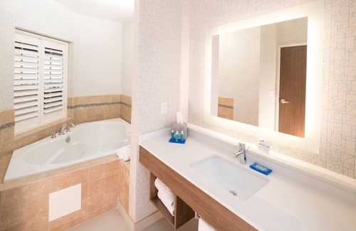 Bay City Hotel | Holiday Inn Express Hotel & Suites Bay City by IHG