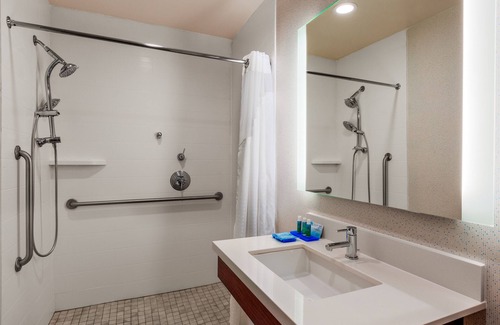 Oroville Hotel | Holiday Inn Express Hotel & Suites Oroville Lake by IHG