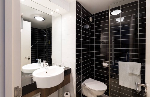 George Green Hotel | Holiday Inn Express London Heathrow T5 by IHG