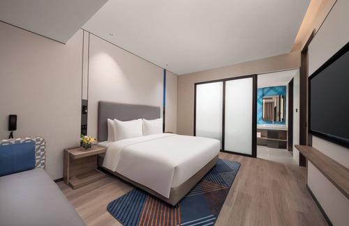 Qingdao City Center Hotel | Holiday Inn Express Qingdao City Balcony by IHG