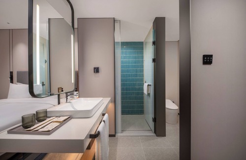 Qingdao City Center Hotel | Holiday Inn Express Qingdao City Balcony by IHG
