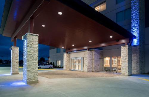 Kingdom City Hotel | Holiday Inn Express & Suites Kingdom City by IHG