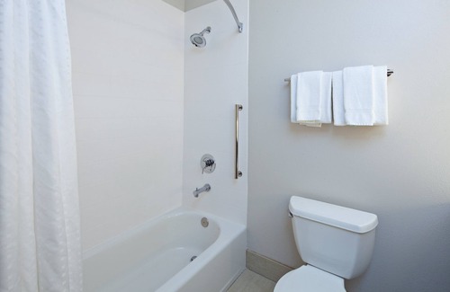 Magnesia Falls Cove Hotel | Holiday Inn Express & Suites Rancho Mirage - Palm Spgs Area by IHG