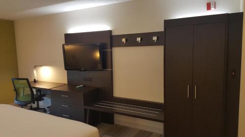 St. Charles Hotel | Holiday Inn Express & Suites Chicago West - St Charles by IHG