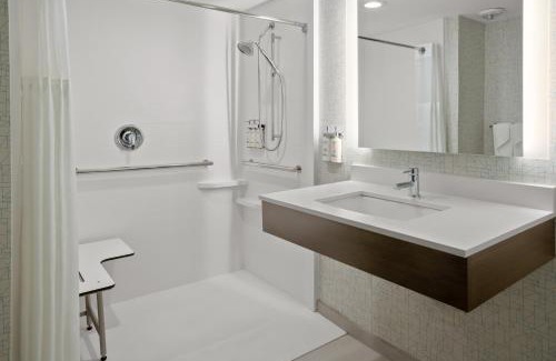 Centereach Hotel | Holiday Inn Express Stony Brook-Long Island by IHG