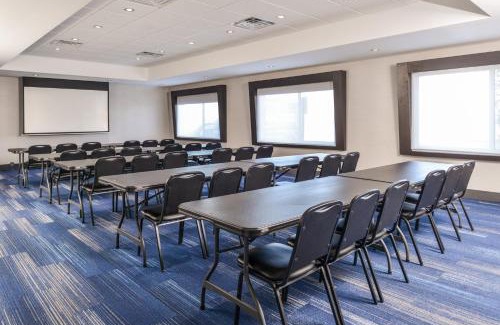 Lee's Summit Hotel | Holiday Inn Express & Suites - Kansas City - Lee's Summit by IHG