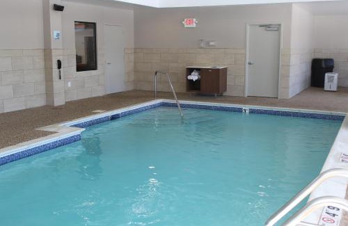 Windsor Locks Hotel | Holiday Inn Express & Suites Bradley Airport by IHG