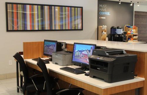 Windsor Locks Hotel | Holiday Inn Express & Suites Bradley Airport by IHG