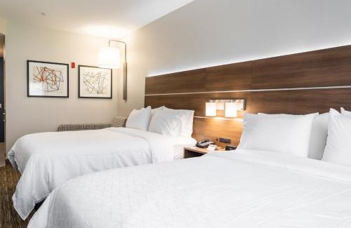 Lake Forest Hotel | Holiday Inn Express & Suites - Lake Forest by IHG