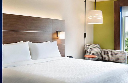 Savannah Hotel | Holiday Inn Express & Suites - Savannah W - Chatham Parkway by IHG