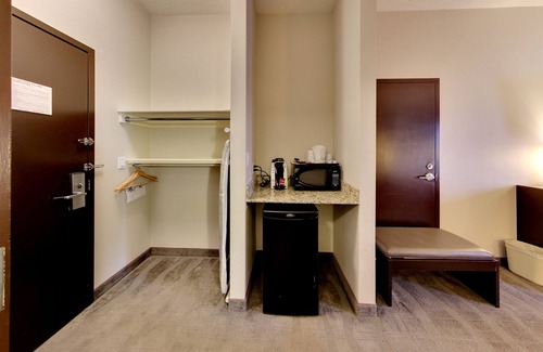 Nisku Hotel | Holiday Inn Express & Suites Edmonton International Airport by IHG