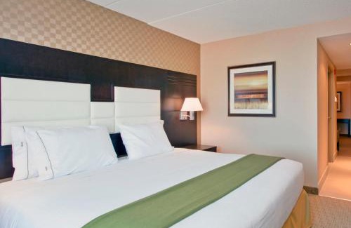 Bells Corners Hotel | Holiday Inn Express & Suites Ottawa West - Nepean by IHG