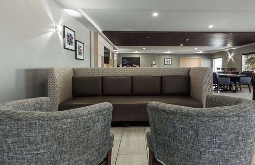 Regina Hotel | Holiday Inn Express & Suites Regina-South by IHG