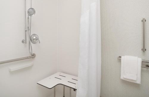Hermantown Hotel | Holiday Inn Express & Suites Duluth North - Miller Hill by IHG