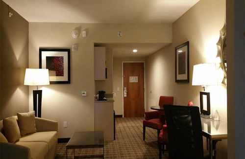 Lantana Hotel | Holiday Inn Express & Suites Lantana by IHG