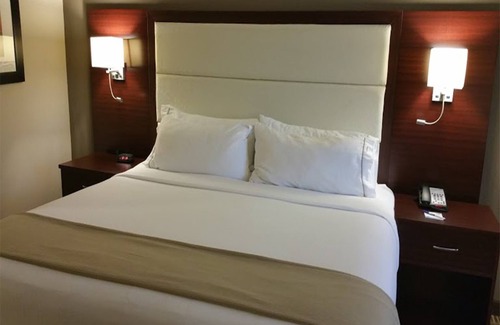Lantana Hotel | Holiday Inn Express & Suites Lantana by IHG