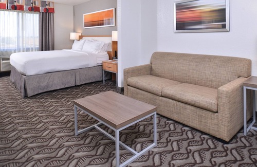 Lonoke Hotel | Holiday Inn Express & Suites Lonoke by IHG