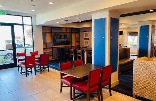 Salinas Hotel | Holiday Inn Express & Suites Salinas by IHG