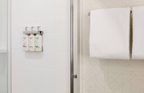 Bedford Hotel | Holiday Inn Express Toledo North by IHG