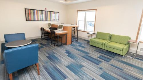 Iron Mountain Hotel | Holiday Inn Express & Suites Iron Mountain by IHG