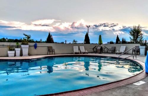Yampertown Hotel | Holiday Inn Guin by IHG