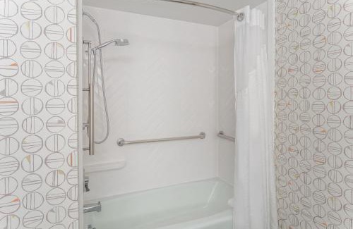 Rockford Hotel | Holiday Inn Rockford by IHG