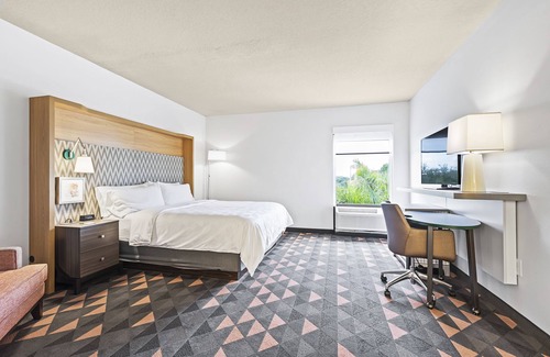United Central Hotel | Holiday Inn St. Petersburg West by IHG