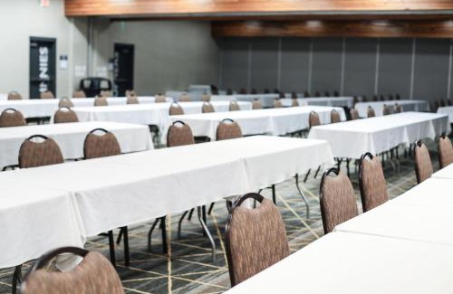 St. Cloud Hotel | Holiday Inn & Suites St. Cloud by IHG